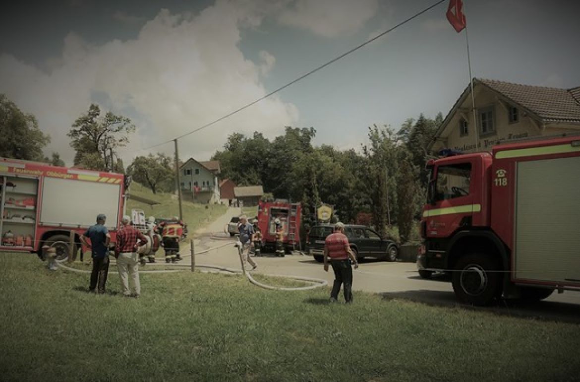 Fahrzeugbrand glimpflich abgelaufen: Vor wenigen Minuten brannte in Sichtweite der HFB ein Fahrzeug aus. Zum Glück gab es keine Verletzten. Die Feuerwehr konnte den Brand schnell unter Kontrolle bringen (Bild: HFB).