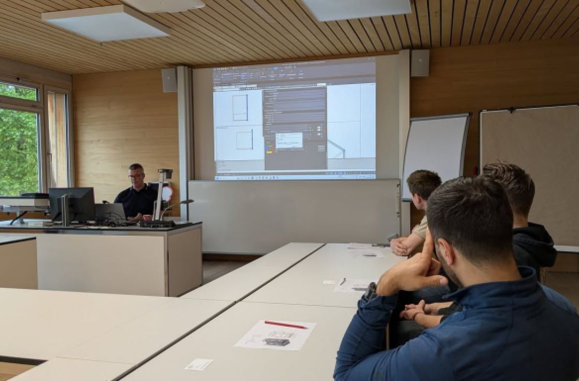 Lernen mit Aussicht – und Weitblick! 🏔️📘

Die Studierenden der HF Bürgenstock profitieren nicht nur von einer einzigartigen Lernumgebung mitten in der Natur, sondern auch vom bewährten Wochenblock-Modell:
📅 Unterricht jeweils von Montag bis Freitag – fokussiert, intensiv und praxisnah.

Zusätzlich bieten wir nach dem Unterricht regelmässig Inputveranstaltungen an, bei denen aktuelle Themen aus der Praxis vertieft und mit Expertinnen und Experten diskutiert werden können.

Ein aktuelles Beispiel:
💡 CAD/CAM mit CAD+T – präsentiert von Stefan Mehr.

Er gab spannende Einblicke in zentrale Fragen:
👉 Wie funktioniert das System?
👉 Welche Funktionalitäten bieten die RWDM-Stammdaten?

In der anschliessenden Fragerunde blieb keine Frage offen – ein grosses Dankeschön an Stefan für diesen wertvollen Beitrag!