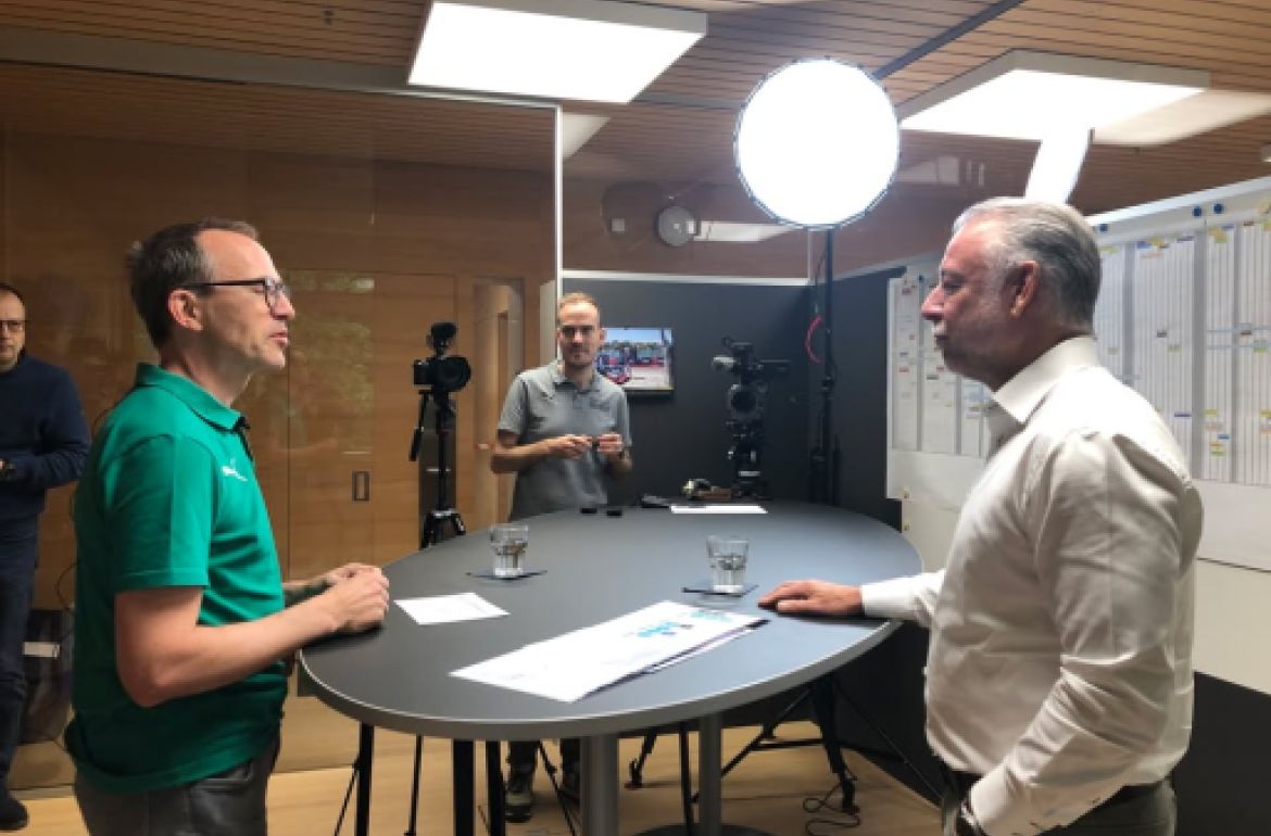 🎬 Ein Hauch von Hollywood bei uns!

Unser sonst ruhiger Besprechungsraum hat sich kürzlich in ein kleines, aber feines Aufnahmestudio verwandelt. Mit grossem Engagement hat unser Mitarbeiter Fabian Zemp die Technik eingerichtet, die Aufnahmen vorbereitet und die Videos anschliessend professionell bearbeitet. 👏

Unsere Mitarbeitenden Urs Kiser und ...
