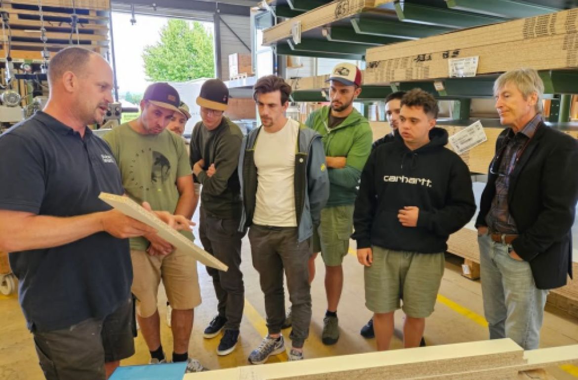 Praxisnah unterwegs – die Klasse PD11 war kürzlich zu Besuch bei der Stuber Team AG in Rotkreuz.

Auf dem Programm: spannende Einblicke in die Ressourcen- und Einsatzplanung sowie eine beeindruckende Produktionsführung. Vielen Dank an Stefan Bächtold und Philipp Meier für die inspirierende Führung und das Teilen ihres Fachwissens.

#hfbürgenstock ...