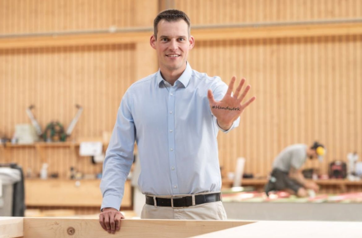 Heute startet die Kampagne #handwerkholz! Gemeinsam machen wir das Holz-Handwerk sichtbar – mit Sujets, die eine offene Hand fürs Handwerk zeigen.

Auch wir von der HF Bürgenstock sind dabei: Den Auftakt macht Gregor Notter, Leiter Generalunternehmung bei der Schäfer Holzbautechnik und Dozent auf dem Bürgenstock. Danke Gregor fürs doppelte Engagement ...