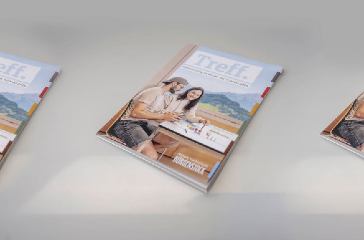 Das neue Weiterbildungsmagazin «Treff.» ist da

Die neue Ausgabe des Weiterbildungsmagazins der HF Bürgenstock gibt einen kompakten Überblick über die wichtigsten Neuerungen im Weiterbildungsangebot 2026.

Das erwartet dich:
• Infos zu allen im Rahmen der HBB-Reform angepassten Lehrgängen
• Einblicke und Hintergründe aus dem Alltag von ...