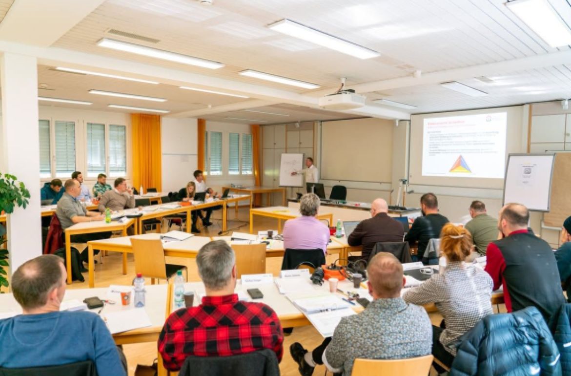 Ausgebucht: Basismodul «Sicherheitsberater:in SWS» erfolgreich durchgeführt

Seit 2019 engagieren sich der Verein Sicheres Wohnen Schweiz (SWS) gemeinsam mit der HF Bürgenstock für mehr Einbruchschutz in der Schweiz. Mit dem kooperativ durchgeführten Lehrgang Sicherheitsberater:in SWS bieten wir eine fundierte Weiterbildung für Fachpersonen aus ...