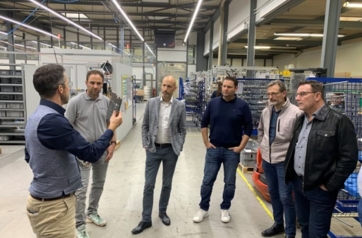 Gelungener Netzwerkhalbtag des Vereins Sicheres Wohnen

Der Verein SWS lud gestern zum jährlichen Netzwerkhalbtag bei der Glutz AG in Solothun ein. Für die HF Bürgenstock nahm Kursleiter Hans Kaiser teil, verantwortlich für den Kurs Sicherheitsberater:in SWS.

Der Rundgang durch die Fabrikationshallen bot spannende Einblicke in die Herstellung moderner ...