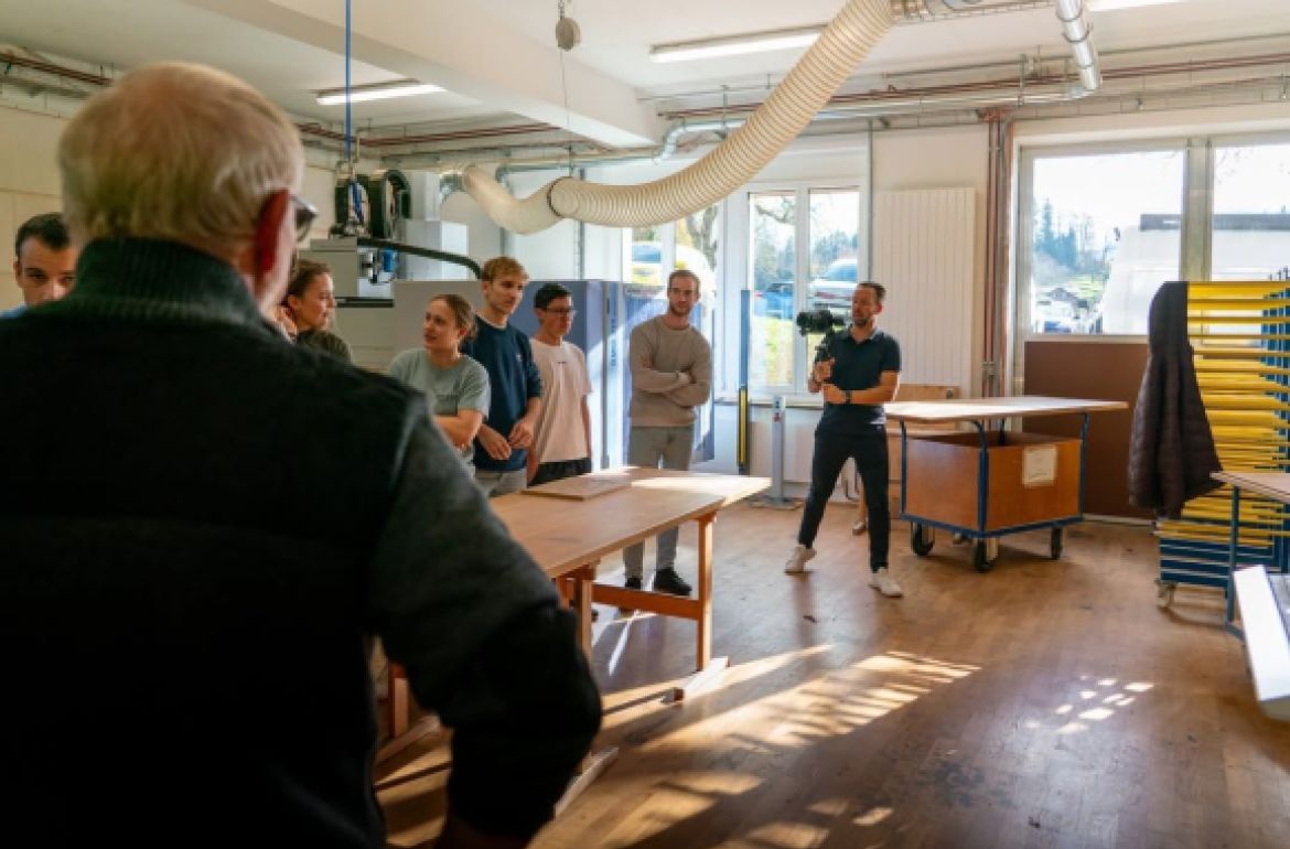 Film ab für die HF Bürgenstock!

Zur Stärkung unserer Arbeitgebermarke haben wir ein spannendes Videoprojekt realisiert. Ziel ist es, die HF Bürgenstock als moderne, vielseitige und attraktive Arbeitgeberin sichtbar zu machen.

Nachdem das Wetter beim ersten Anlauf nicht mitspielte, konnten wir nun bei besten Bedingungen drehen. Beat Baschung hat uns ...