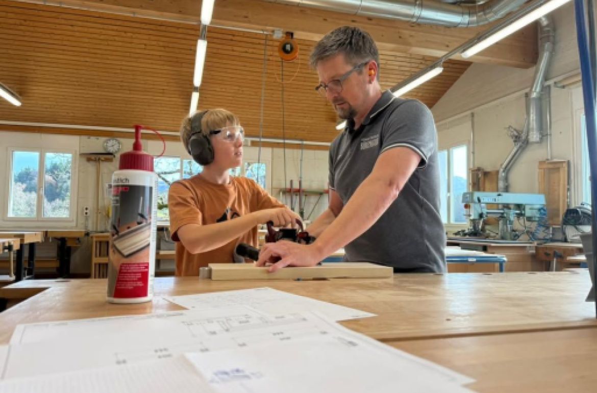 Zukunftstag an der HF Bürgenstock!
Heute durften wir Lian Gnos bei uns begrüssen. Neben spannenden Einblicken in die Administration hat ihn vor allem das Handwerk begeistert:
👉 „Mir macht es Spass mit Holz zu arbeiten – ob fräsen, bohren oder schleifen.“
Wird Lian vielleicht ein zukünftiger Schreiner? 🔨✨