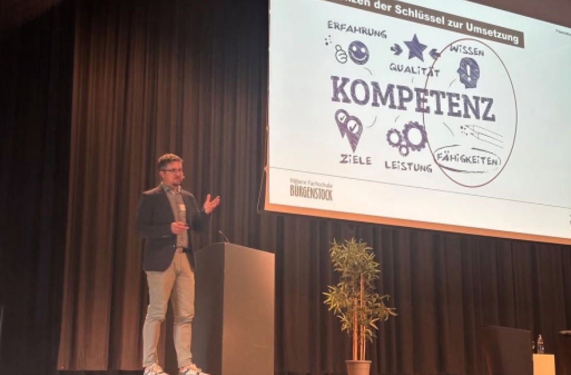 Spannendes VST-Seminar 2025

Mit 172 Teilnehmenden war das diesjährige VST-Seminar im Tägi Wettingen ein voller Erfolg. Fachreferate, Podiumsdiskussionen und die Zertifikatsübergabe der frisch gebackenen Türplaner sorgten für ein abwechslungsreiches Programm.

Aus unserer Sicht gab es zwei besondere Highlights:
Michael Gnos, Schulleiter der HFB, machte ...