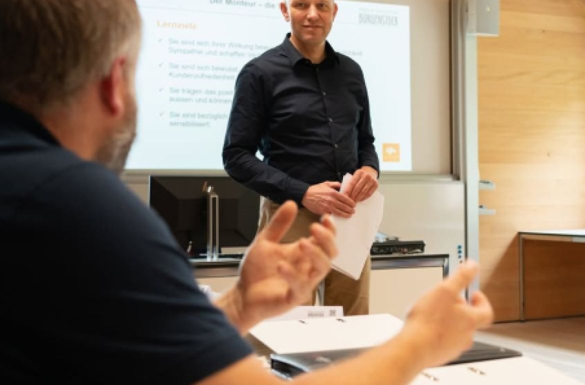 Fachdozent:in für Fensterplanung gesucht

Für den neuen Lehrgang Projektleiter:in Fenster suchen wir an der HF Bürgenstock engagierte Dozierende im Bereich Fensterplanung. Das Pensum umfasst je nach Interesse und Verfügbarkeit zwischen 13 und 65 Lektionen pro Jahr – ideal kombinierbar mit einer bestehenden Berufstätigkeit.

Wer in der Fensterbranche ...