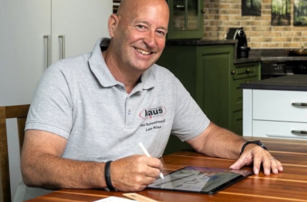 Planungsaufwand besser verrechnen als verschenken? Genau darum geht’s.

Leo Klaus, Inhaber der Klaus Schreinerei AG, verkauft Küchen nicht mit aufwändigen CAD-Visualisierungen – sondern mit Handskizzen. Diese zeichnet er direkt auf dem iPad. Im Interview mit Fabian Zemp erklärt er, warum das schneller, persönlicher und oft wirkungsvoller ist.

Das ...