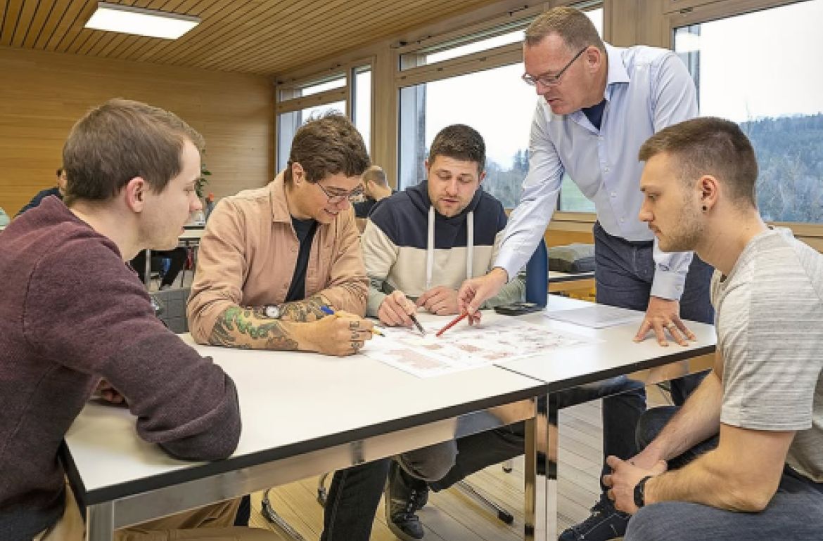 «Professional Bachelor»: In der Schweiz kommen neue Bildungstitel

In der höheren Berufsbildung sollen die neuen Titel «Professional Bachelor» und «Professional Master» eingeführt werden. Der Nationalrat hat am letzten Mittwoch als Zweitrat einer entsprechenden Änderung des Berufsbildungsgesetzes zugestimmt. Die Vorlage ist somit bereit für die ...