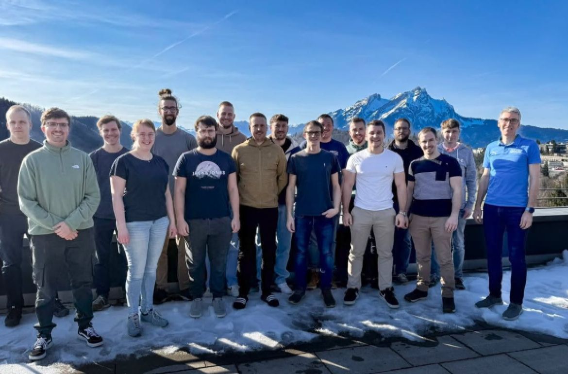 Herzlich willkommen auf dem Bürgenstock!

Diese Woche durften wir an der HF Bürgenstock die neue Schreinermeister-Klasse SR 261 begrüssen. Mit 16 Teilnehmenden ist der Lehrgang bis auf den letzten Platz ausgebucht.

Die Klasse SR 261 ist die erste, die nach dem reformierten Weiterbildungssystem auf Stufe Schreinermeister startet. Der Lehrgang wird wie an ...