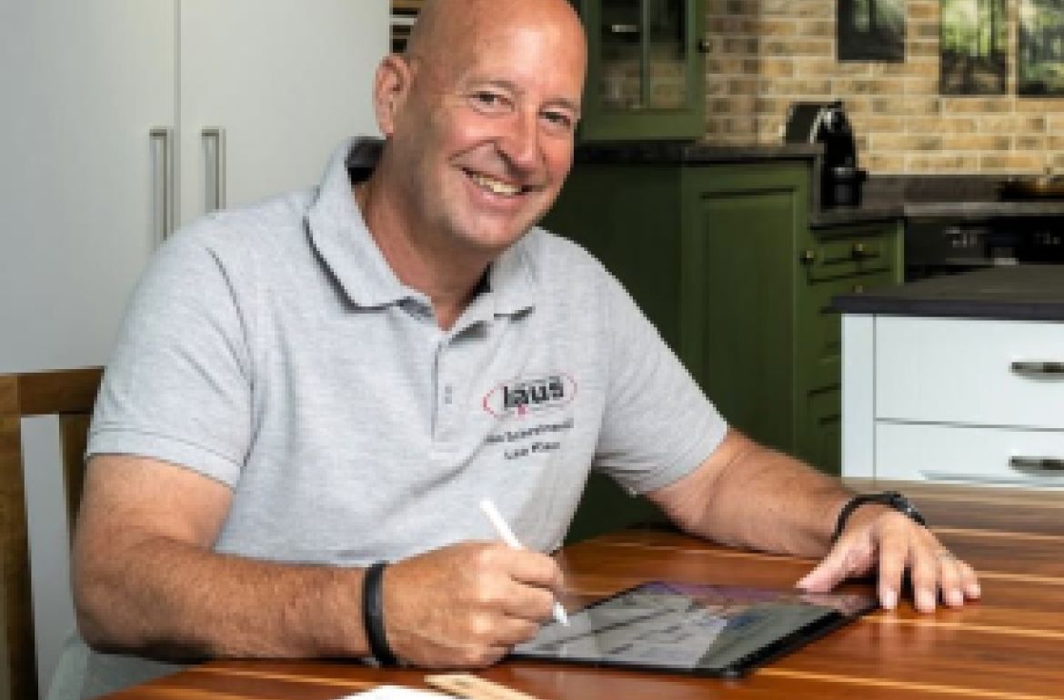 Planungsaufwand verkaufen statt verschenken? 

Leo Klaus, Inhaber der Klaus Schreinerei AG, verkauft Küchen nicht mit aufwändigen CAD-Visualisierungen – sondern mit Handskizzen. Diese zeichnet er direkt auf dem iPad. Im Interview erklärt er, warum das schneller, persönlicher und oft wirkungsvoller ist.

Das Ziel von Klaus ist klar: «Ich skizziere und ...