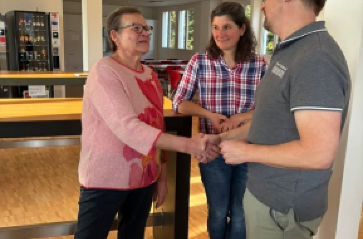 Danke und alles Gute für den Ruhestand, liebes «Käthi»

Nach jahrelanger, fleissiger Arbeit im Hintergrund zur Unterstützung unserer zentralen Dienste im Bereich Reinigung durften wir diese Woche unsere geschätzte Kathrin Mathis – liebevoll «Käthi» genannt – im Rahmen eines Apéros in den wohlverdienten Ruhestand verabschieden.

Schulleiter ...