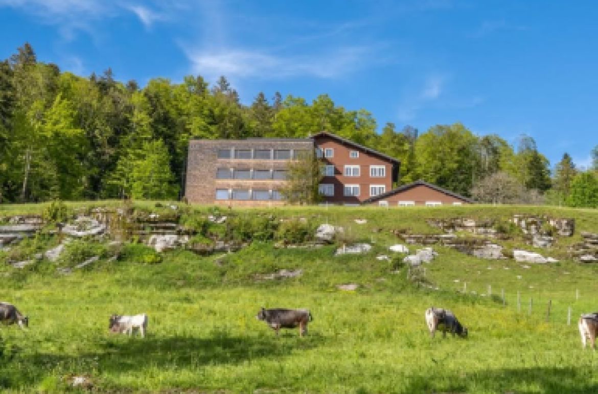 Möchtest du dort arbeiten, wo andere Ferien machen?

Wir suchen eine engagierte Fachperson für Kursplanung (80–100%), die unser Weiterbildungsangebot aktiv koordiniert und weiterentwickelt. In dieser Schlüsselrolle sorgst du dafür, dass unsere Lehrgänge und Seminare reibungslos geplant und umgesetzt werden – von der Terminierung über die ...