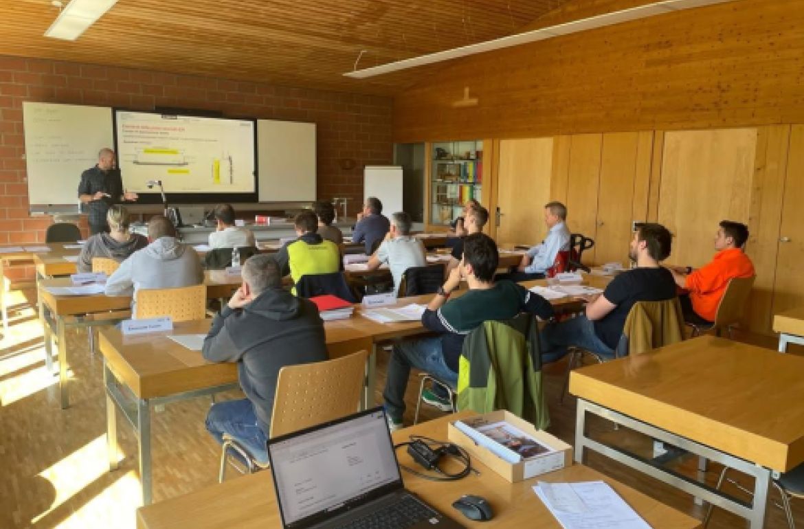 Erfolgreicher Brandschutz-Kurs für Monteure in Poschiavo GR

Vergangenen Freitag fand in Poschiavo ein speziell auf Schreinermonteure zugeschnittener Brandschutz-Kurs statt. Durch die Durchführung in italienischer Sprache – geleitet von Francesco Riva – konnten Sprachbarrieren gezielt abgebaut und der Zugang zu branchenspezifischer Weiterbildung im ...