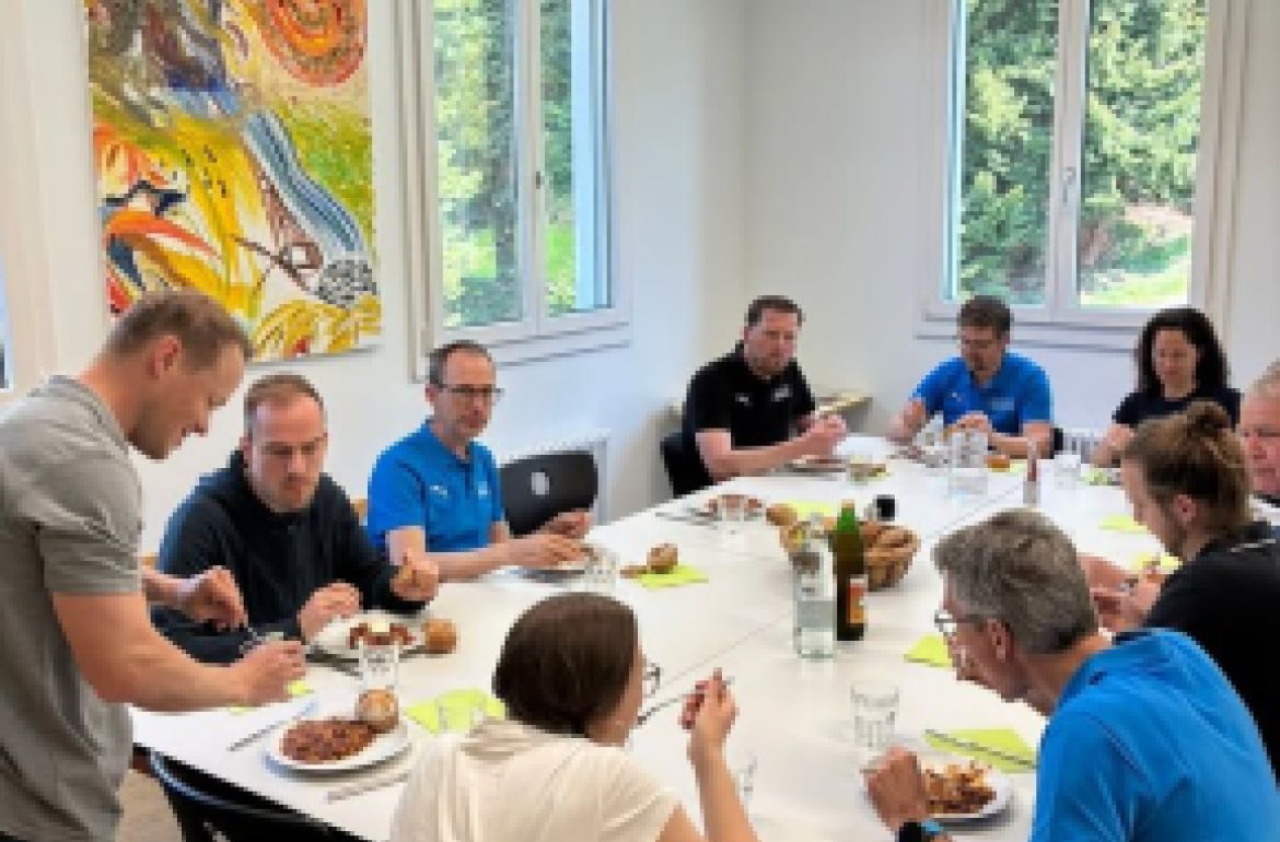 Ein besonders genussvoller Start in die Woche

Mit einem genussvollen Start in die Woche haben unsere HFB-Mitarbeiter ihre Kochkünste unter Beweis gestellt: Unser neues Teammitglied Roger Gisler lud das Team im Rahmen des Mittagstischs herzlich zum Essen ein und verwöhnte alle mit drei verschiedenen Chili con Carne.

Auch das Dessert liess keine Wünsche ...