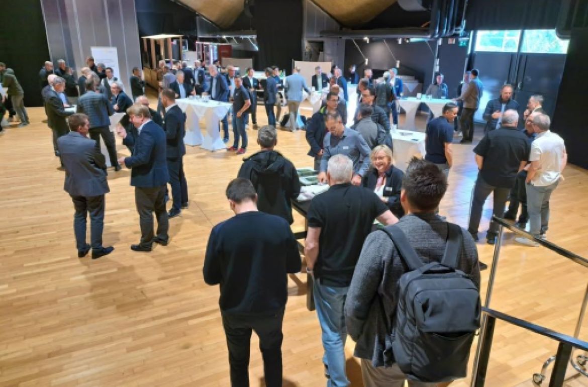 FFF-Generalversammlung: Kreislaufwirtschaft im Fokus

Die Generalversammlung des Fachverbands Fenster- und Fassadenbranche (FFF) fand letzten Freitag in Langenthal statt. Auch wir von der Höheren Fachschule Bürgenstock waren im Rahmen der engen Partnerschaft im Bildungsbereich vor Ort vertreten.

Im Rückblick auf das vergangene Jahr wurde deutlich, wie ...