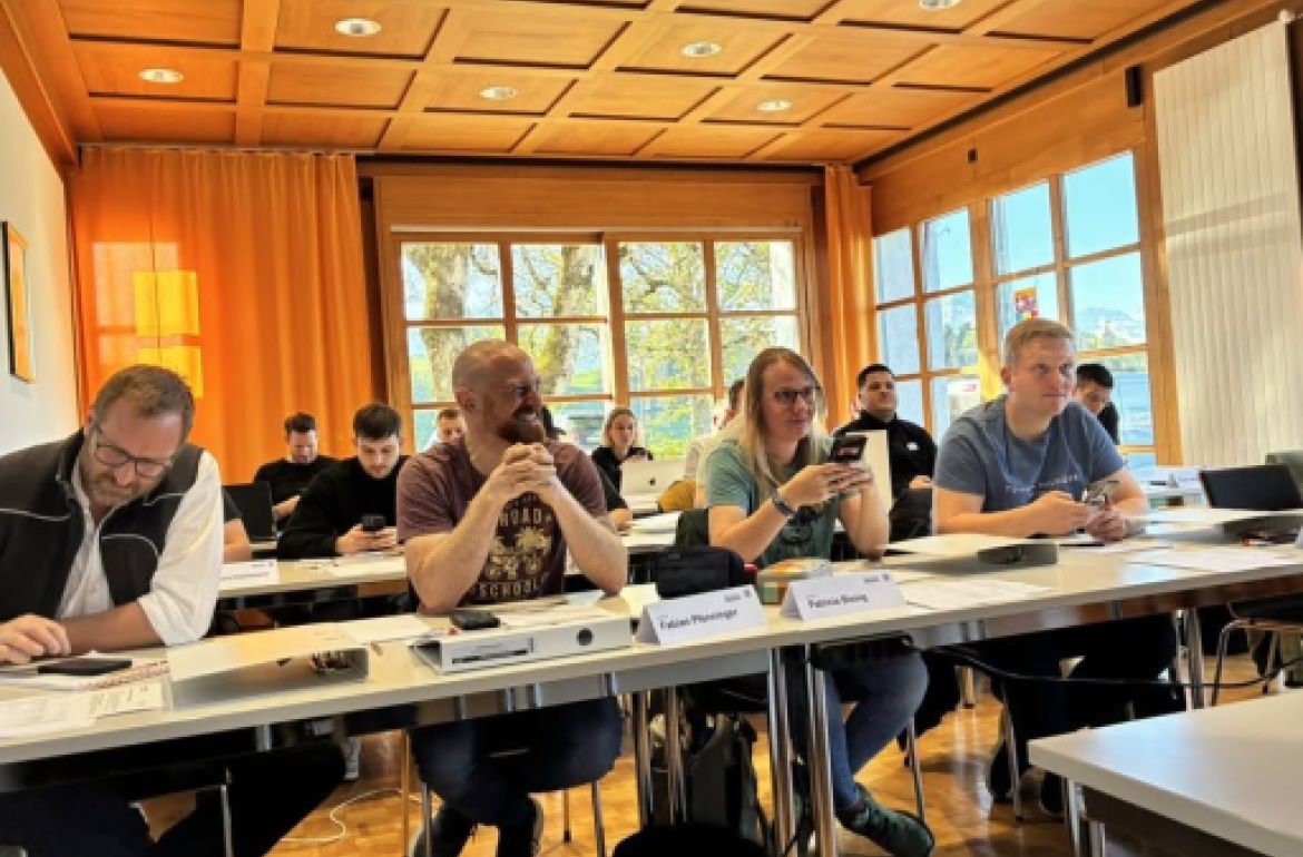 Erfolgreicher Start der neuen Weiterbildung «Projektleiter:in Fenster»

Ein volles Schulzimmer beim Start dieser neuen Weiterbildung: Nach vielen Stunden Arbeit war es letzte Woche endlich soweit. Als Idee von Markus Hobi angestossen und in enger Zusammenarbeit zwischen dem Fachverband Fenster- und Fassadenbranche, Betrieben aus der Praxis sowie der ...