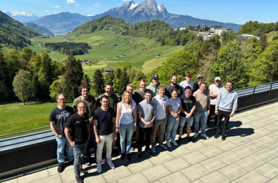 Herzlich willkommen, liebe Klasse PJ 261

Mit der Klasse PJ 261 ist diese Woche der nächste Diplomlehrgang an der HF Bürgenstock gestartet – und das bei besten Wetterbedingungen und mit einer bis auf den letzten Platz gefüllten Klasse.

Die Teilnehmenden starten gemeinsam in den ersten Teil ihrer Weiterbildung. Im Anschluss verfolgen sie ...
