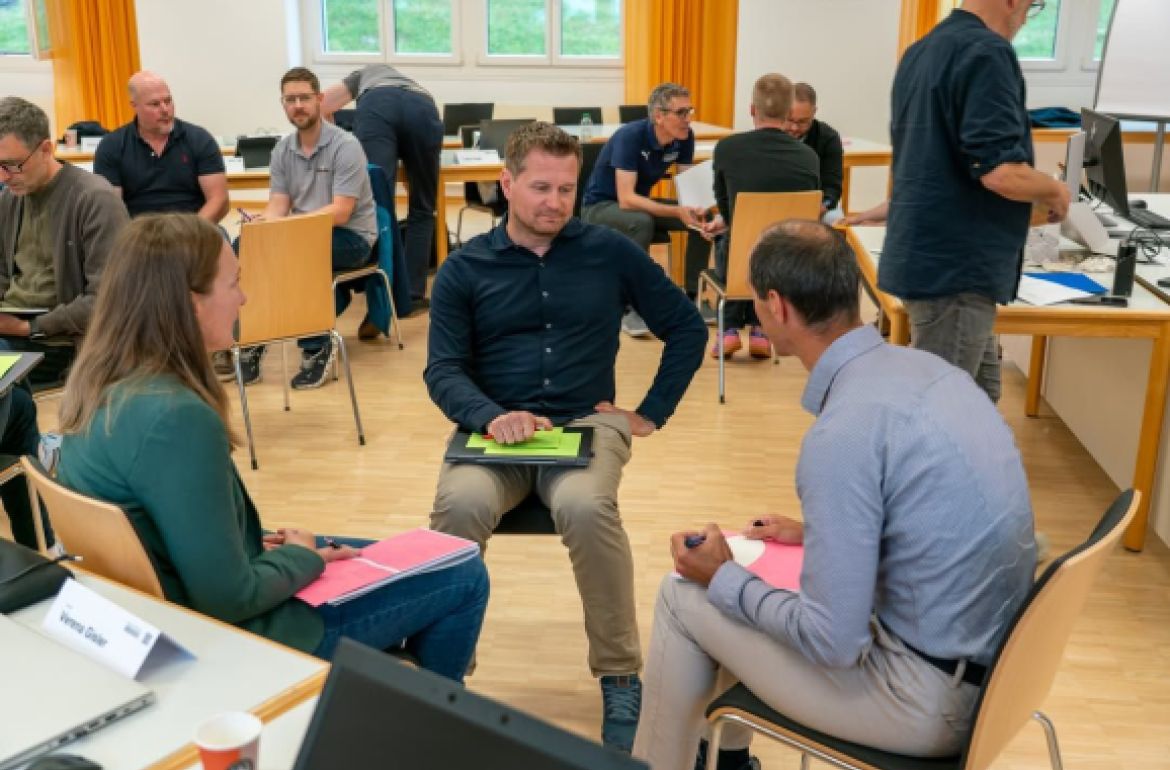 Wer lehrt, muss auch lernen.

Unsere Dozierenden nehmen sich heute bewusst Zeit für ihre eigene Weiterbildung. An der Train-The-Trainer-Veranstaltung der HF Bürgenstock reflektieren sie ihre Lehrpraxis, tauschen Erfahrungen aus und sammeln neue Impulse für einen zeitgemässen und wirkungsvollen Unterricht.

Die Themen sind vielfältig und praxisnah: ...