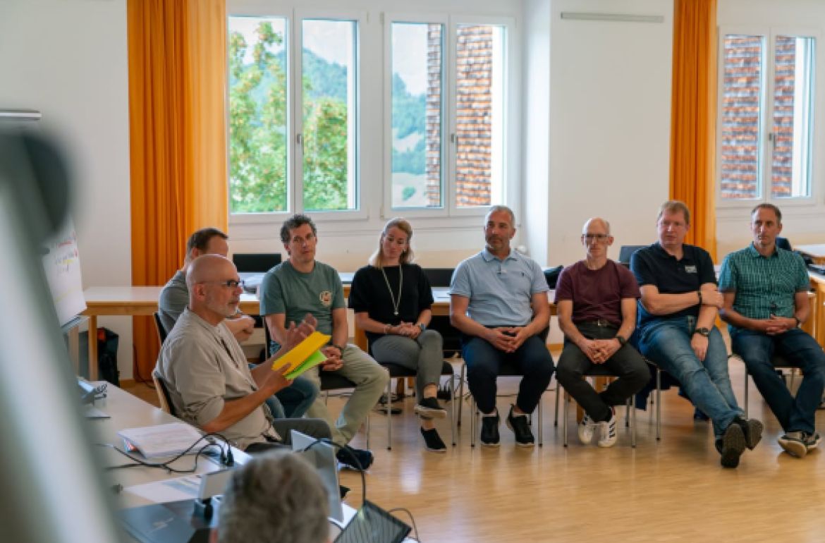 TrainTheTrainer zum Zweiten

Gestern fand der zweite TrainTheTrainer 2026 an der Höheren Fachschule Bürgenstock statt. Mit 24 Teilnehmenden war die interne Weiterbildung für unsere Praxis-Dozierenden sehr gut besucht.

Die behandelten Themen waren wiederum vielfältig, aktuell und praxisnah: vom angeleiteten Lernen mit Microsoft Teams über den Raum als ...
