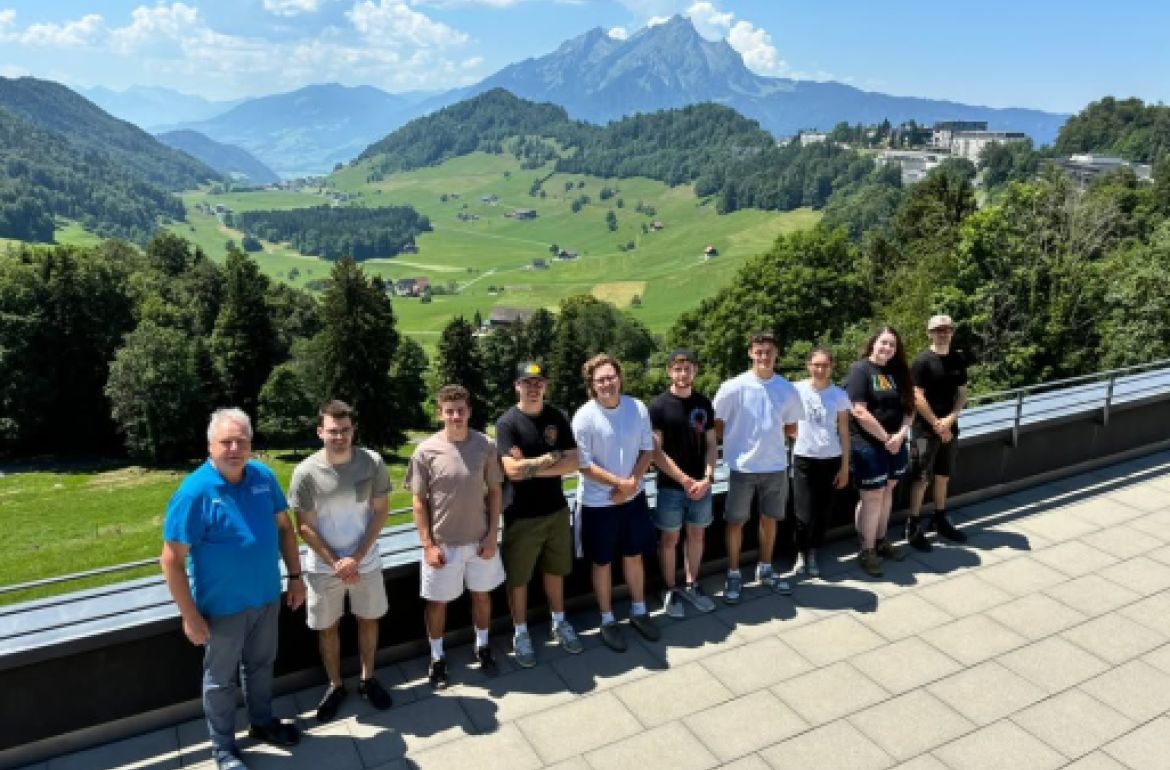 Erfolgreicher Start des neuen Basismoduls «Fertigungsspezialist:in VSSM»

Diese Woche durften wir erstmals mit dem aktualisierten Lehrgang «Fertigungsspezialist:in VSSM» starten. Neun motivierte Fachkräfte sind unter der Kursleitung von Hans Kaiser ins Basismodul gestartet und haben damit den Grundstein für ihre Weiterbildung gelegt.

Der Lehrgang ...