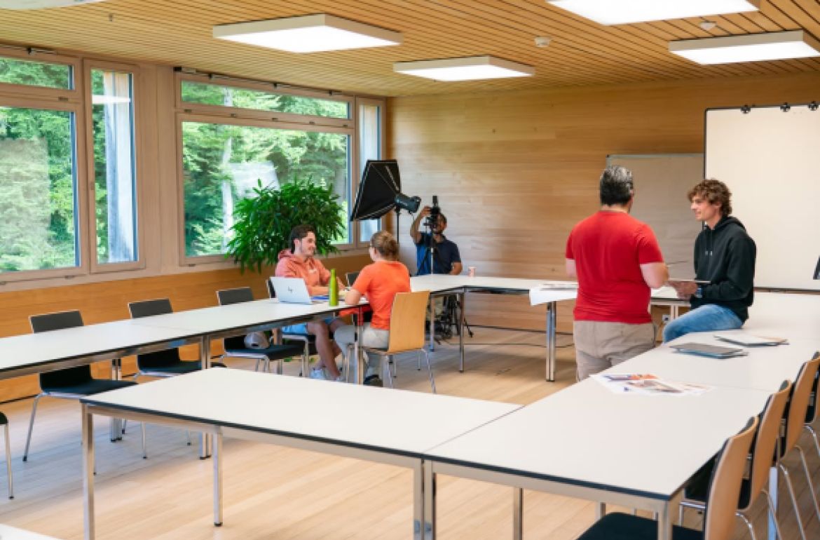 Holz, Bildung und echte Lernatmosphäre. Genau das zeigt das neue Cover unseres Magazins Treff.

In diesen Tagen fand das Cover-Shooting für die nächste Ausgabe unseres jährlich erscheinenden Magazins statt. Die Aufnahmen zeigen eine Unterrichtssituation aus dem Schulalltag und rücken gleichzeitig die modernen Schulräume der HFB mit ihrem hohen ...