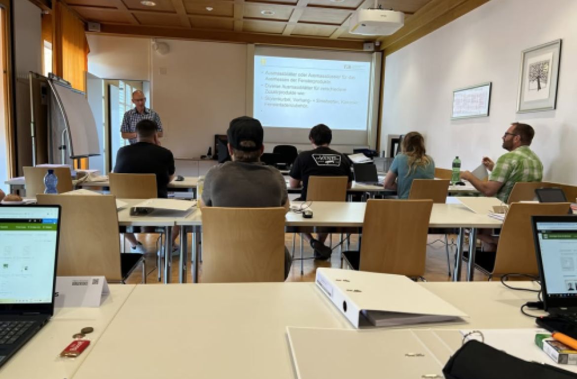 Gelungener Start in die erste Durchführung des Moduls «Projektleitung Fenster»

Während zwei Tagen vermittelte Dozent Peter Dräyer praxisnah, wie Aufträge normgerecht geplant und professionell vorbereitet werden. Insgesamt 11 Teilnehmende haben das Modul erfolgreich gestartet und werden bis im Frühling 2027 auf ihrem Weiterbildungsweg begleitet.

Wir ...