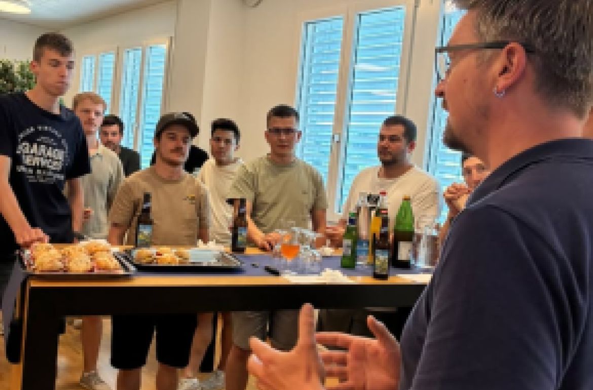 Kurz vor dem Ziel: Die Abschlussphase hat begonnen.

Die angehenden Projekt- und Produktionsleiter:innen der Höheren Fachschule Bürgenstock haben vergangene Woche den letzten Schulblock ihrer Weiterbildung erfolgreich abgeschlossen. Ein wichtiger Meilenstein war dabei die Probeprüfung, welche die Berufsprüfung realitätsnah simulierte und den ...