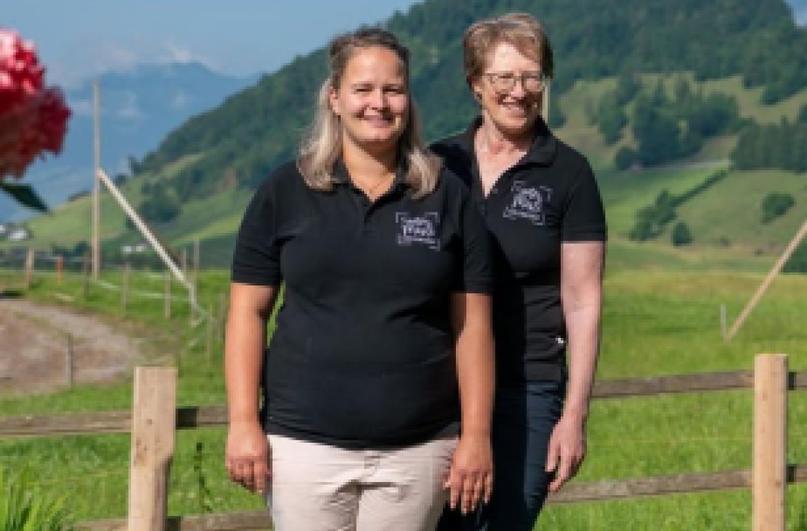 Vielen Dank, liebe Irene und Angela

Manche Partnerschaften sind weit mehr als eine Zusammenarbeit. Sie tragen wesentlich dazu bei, dass sich unsere Kursteilnehmenden und Dozierenden an der HF Bürgenstock wohlfühlen.

Seit Jahren dürfen wir auf die herzliche Gastfreundschaft des Erlebnishofs Untermisli der Familie Amstutz zählen. Über die Mittagszeit ...