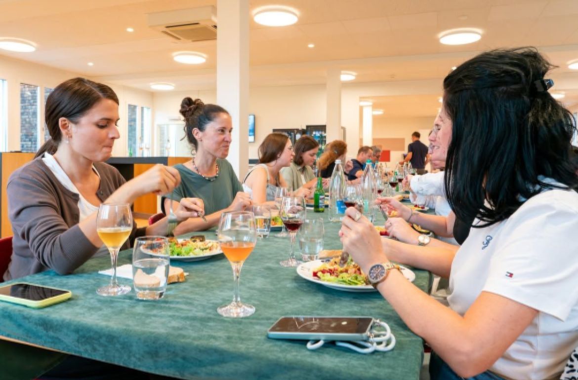 Personalinformation mit anschliessendem Grillabend

Vergangenen Freitag fand die Personalinformation vom VSSM bei uns an der HF Bürgenstock statt. Dabei erhielten die Mitarbeitenden aktuelle Einblicke in laufende Projekte und wichtige Entwicklungen.

Im Anschluss folgte der traditionelle Grillabend. Aufgrund des regnerischen und teilweise stürmischen ...