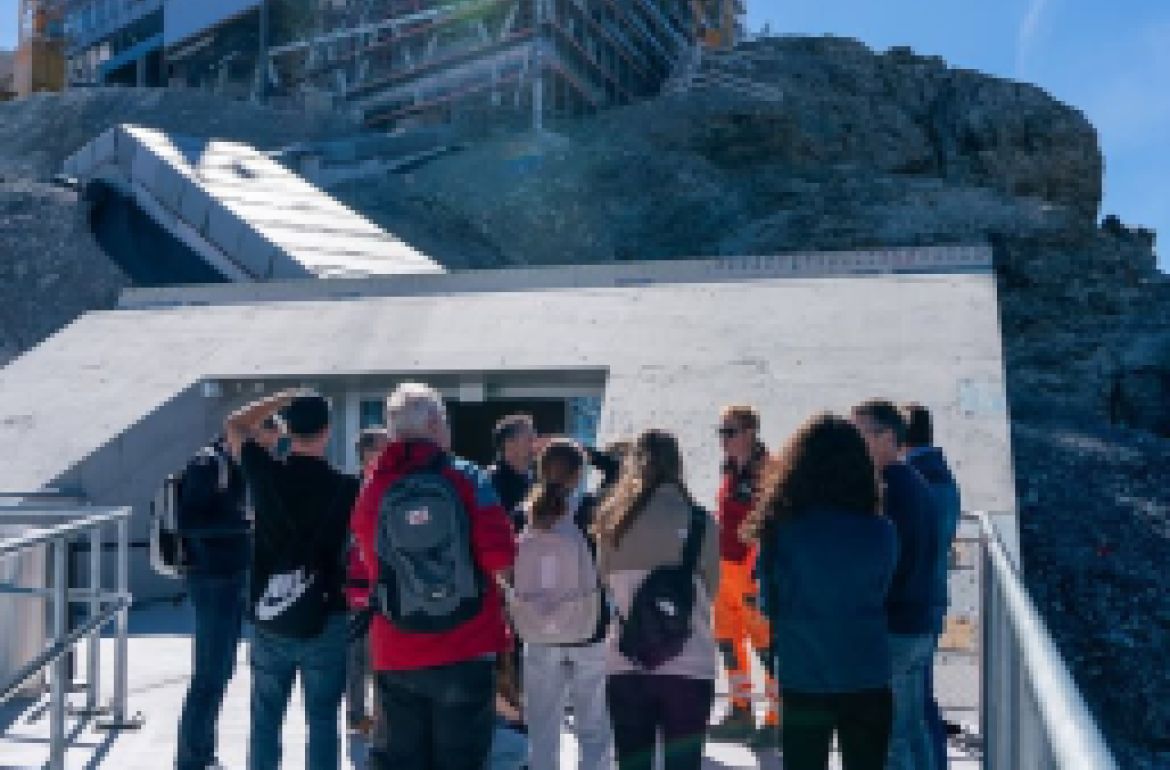 Teamausflug auf über 3000 m ü. M.

Wir schwelgen noch immer in traumhaften Erinnerungen: Unser diesjähriger Teamausflug führte uns von Engelberg hoch hinaus auf den Titlis – und bot spannende Einblicke, sportliche Herausforderungen und viele gemeinsame Momente.

Zum Auftakt gab uns Peter Schmidli, Project Integration Manager bei den Titlis Bergbahnen, ...