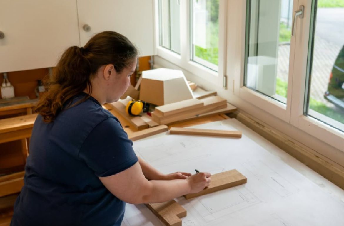Was bleibt nach drei Wochen Weiterbildung wirklich hängen?

Bei Dorothy Márton ist es nicht nur neues Fachwissen.

Dorothy arbeitet bei der Haupt AG täglich mit CNC-Anlagen in der Fensterproduktion. Als sie mehr Verantwortung übernahm, entstand bei ihr der Wunsch, nicht nur zu wissen, wie sie ihre Aufgaben am besten erledigt, sondern auch die ...